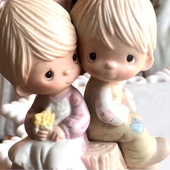 Vintage Jonathan & David Precious Moments “Love One Another” Porcelain Figurine - Picture 3 of 8